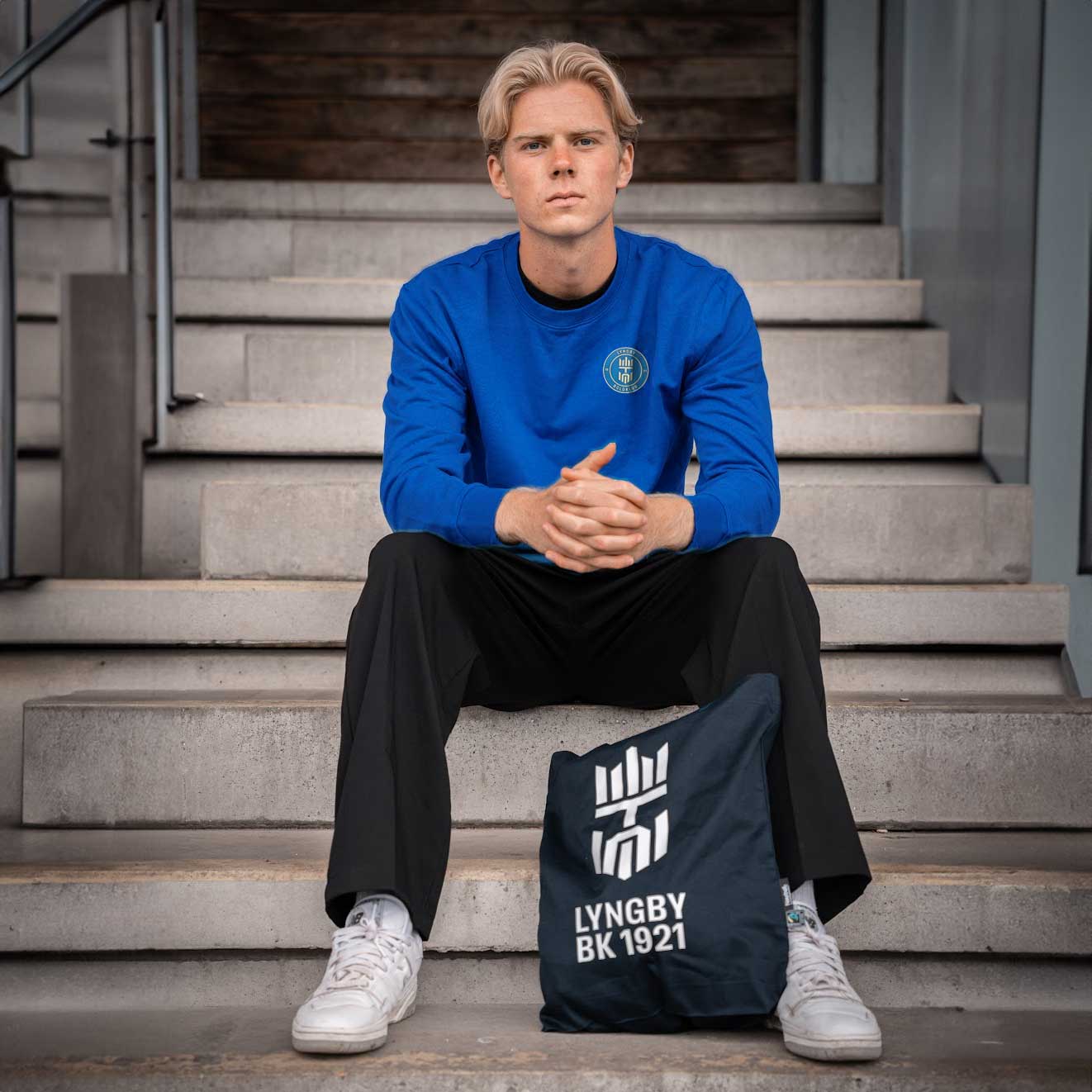 Sweatshirt - logo på bryst - kongeblå